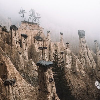 白天灰色岩层